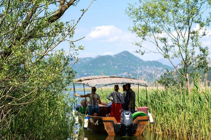 Privat tur i Skadar Lake National Park med træbåd og vin