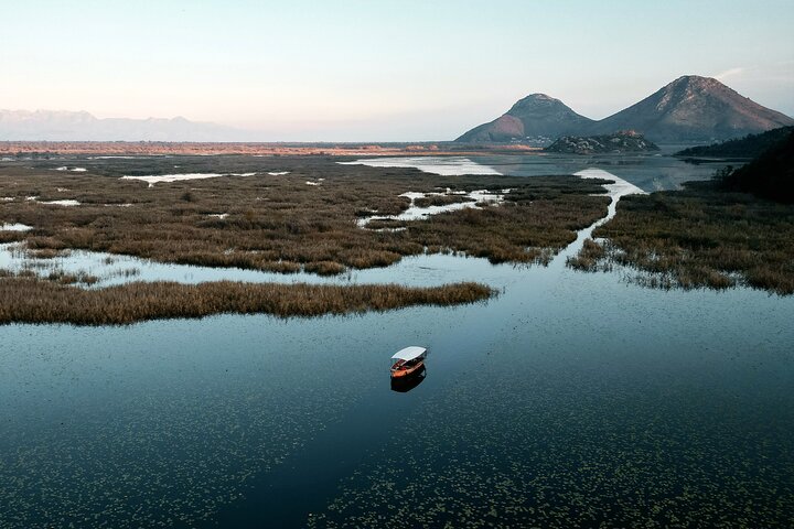 Privat tur i Skadar Lake National Park med træbåd og vin