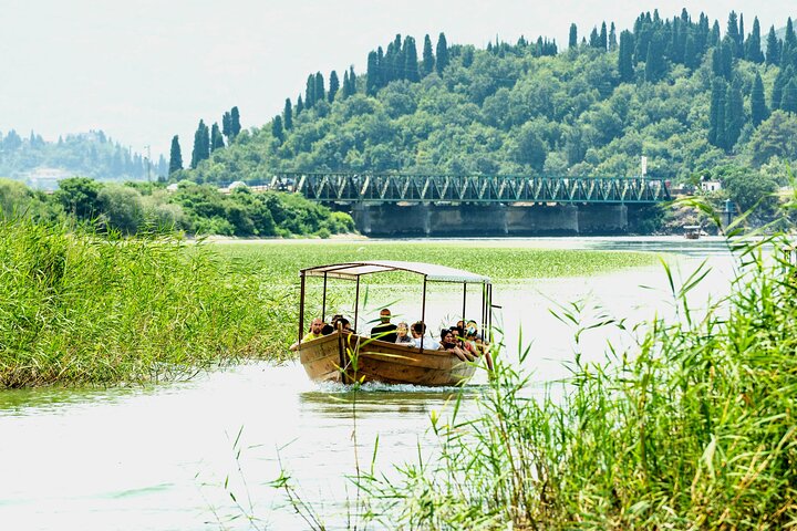 Privat tur i Skadar Lake National Park med træbåd og vin