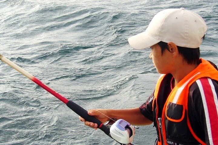 Une expérience de pêche en mer dans l'océan au plus près d'outre-mer