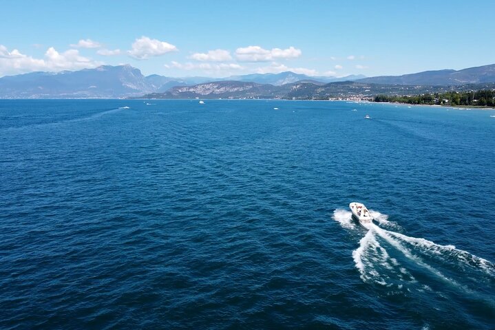 Paseo en barco de 4 horas por el lago de Garda desde Lazise