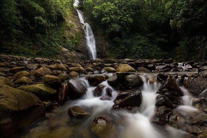 Fiji Adventure: Tour combinado de senderismo en cascada y dunas de Biausevu