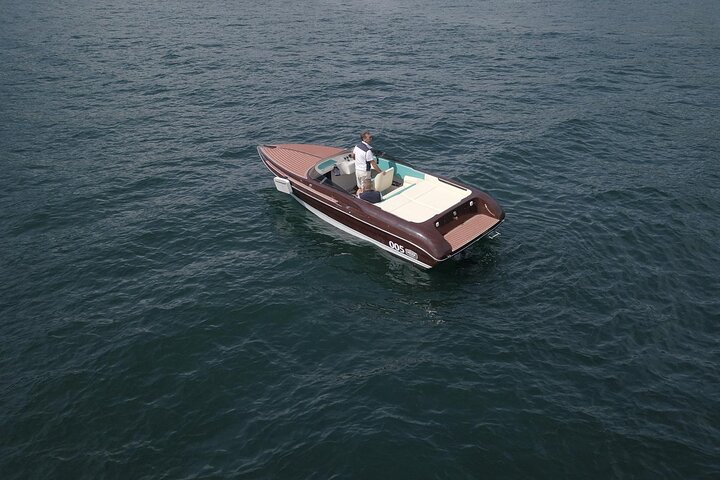 1H - 4H Tour Privado en Barco por el Lago de Como 6 pax