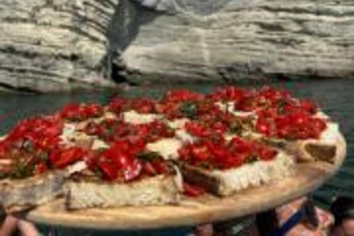 Rundvisning på øen Ischia med båd med frokost og svømning