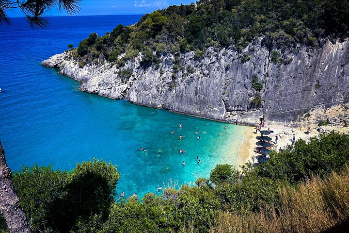 Tour esclusivo del relitto e delle grotte blu: fino a 10 ospiti