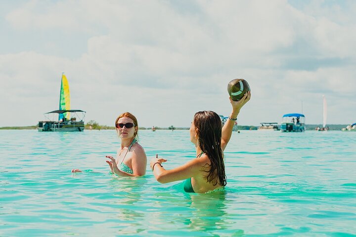 Tour en barco por la laguna de Bacalar con barra libre y aperitivos