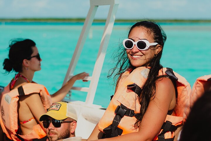 Tour en barco por la laguna de Bacalar con barra libre y aperitivos