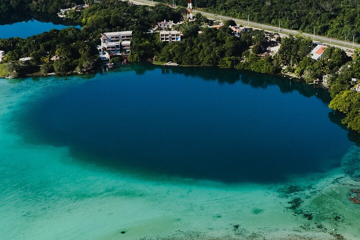 Tour en barco por la laguna de Bacalar con barra libre y aperitivos