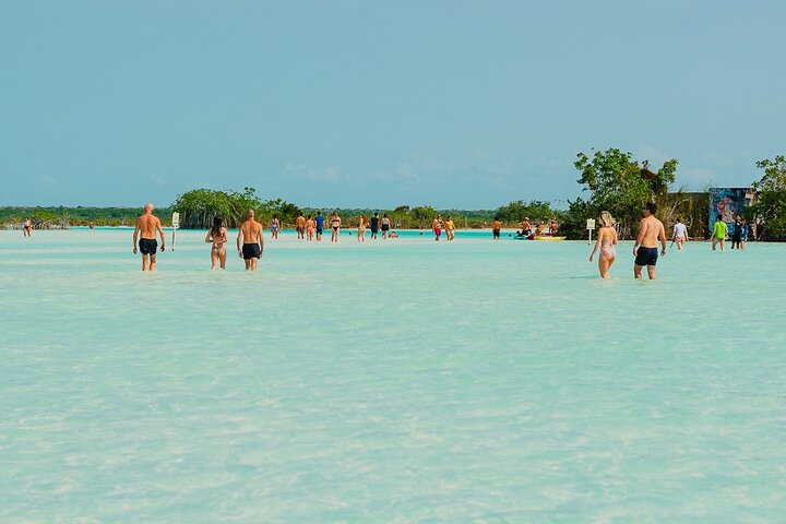 Tour en barco por la laguna de Bacalar con barra libre y aperitivos