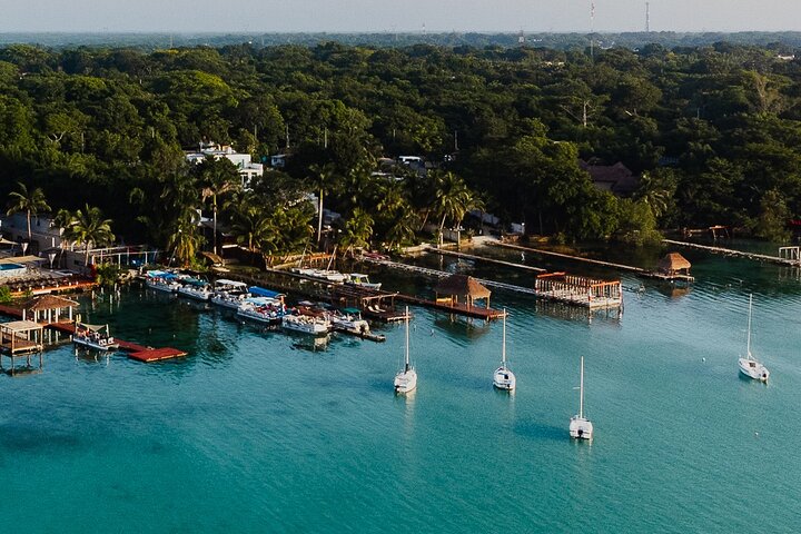 Tour en barco por la laguna de Bacalar con barra libre y aperitivos