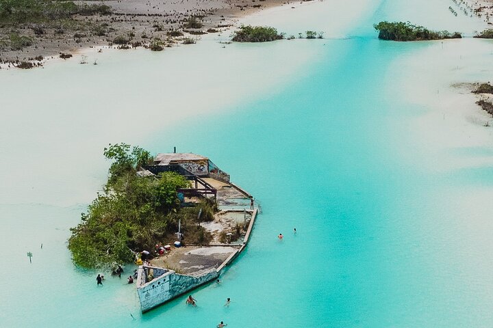 Tour en barco por la laguna de Bacalar con barra libre y aperitivos