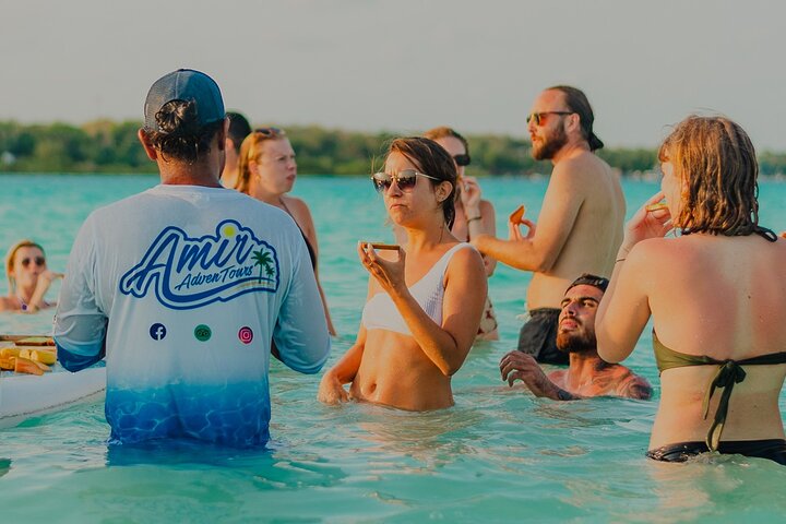 Tour en barco por la laguna de Bacalar con barra libre y aperitivos
