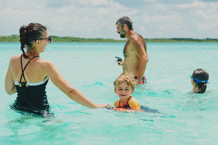 Tour en barco por la laguna de Bacalar con barra libre y aperitivos