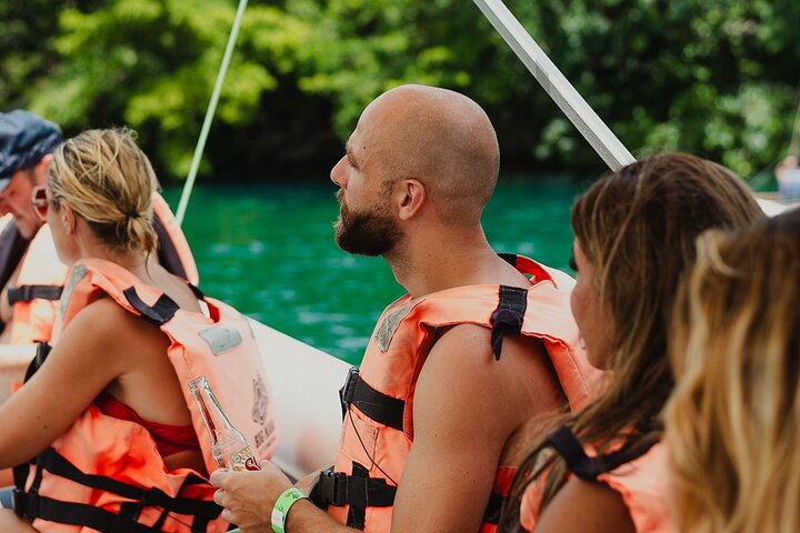 Tour en barco por la laguna de Bacalar con barra libre y aperitivos