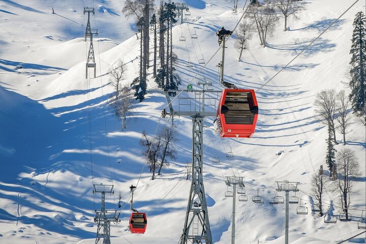 Gulmarg Day Trip i Kashmir fra Srinagar med Pvt Car & Guide