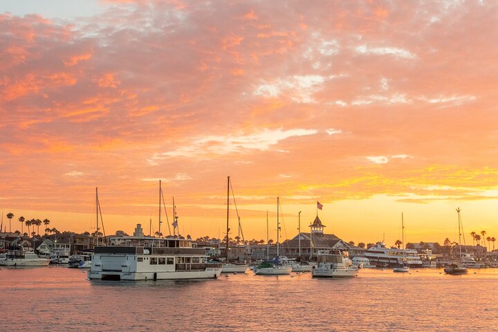 Entspannende Bootsfahrt bei Sonnenuntergang/Abend in Newport Beach