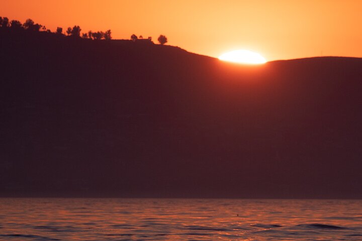 Entspannende Bootsfahrt bei Sonnenuntergang/Abend in Newport Beach
