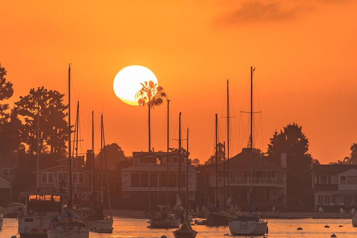 Entspannende Bootsfahrt bei Sonnenuntergang/Abend in Newport Beach