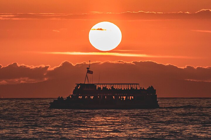 Entspannende Bootsfahrt bei Sonnenuntergang/Abend in Newport Beach