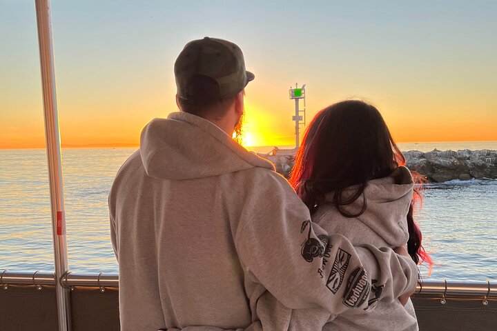 Entspannende Bootsfahrt bei Sonnenuntergang/Abend in Newport Beach