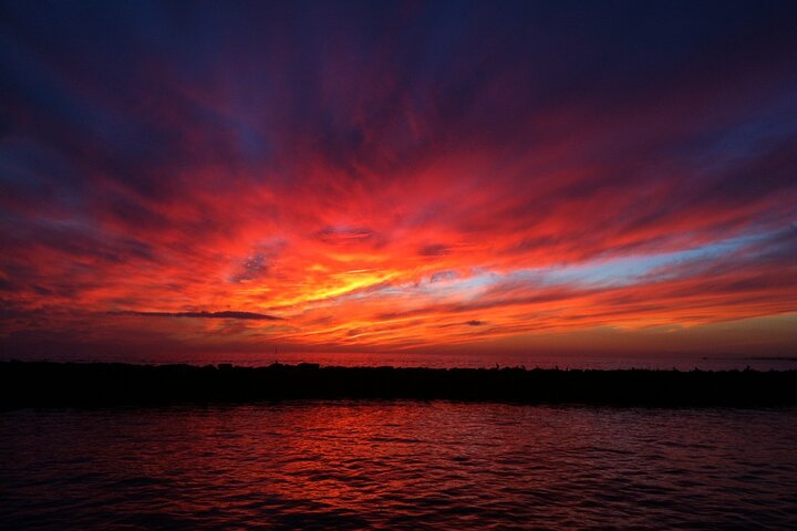 Entspannende Bootsfahrt bei Sonnenuntergang/Abend in Newport Beach