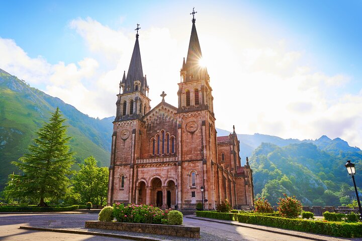 Tour zu den Seen von Covadonga, Cangas de Onís und Lastres von Oviedo aus