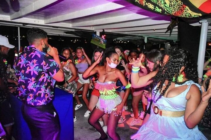 Tour de Rumba en Yate por la Bahia en San Andres con Barra Libre