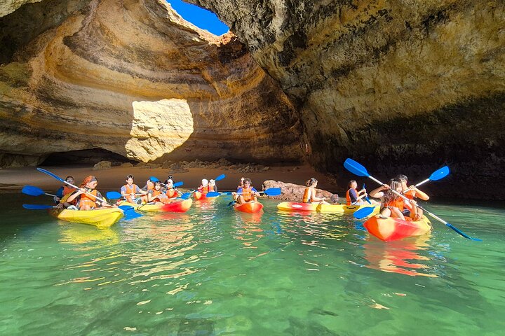 Benagil : grotte, spiagge e luoghi segreti Tour guidato in kayak