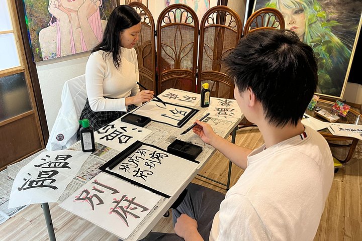 Kalligrafieles voor beginners in een eeuwenoud Japans huis