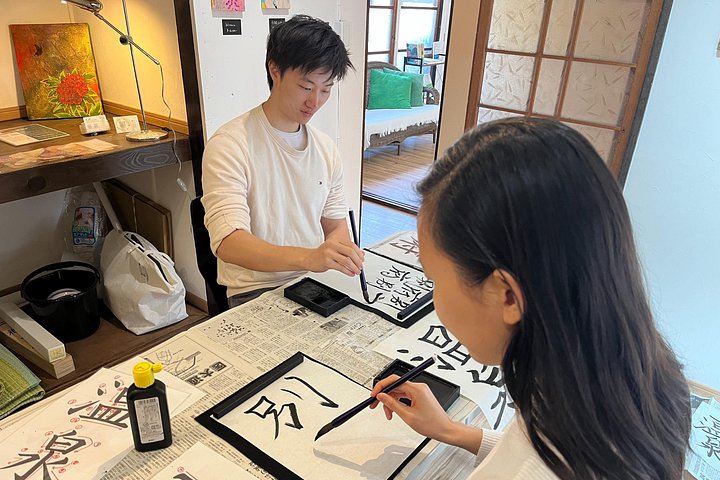 Kalligrafieles voor beginners in een eeuwenoud Japans huis