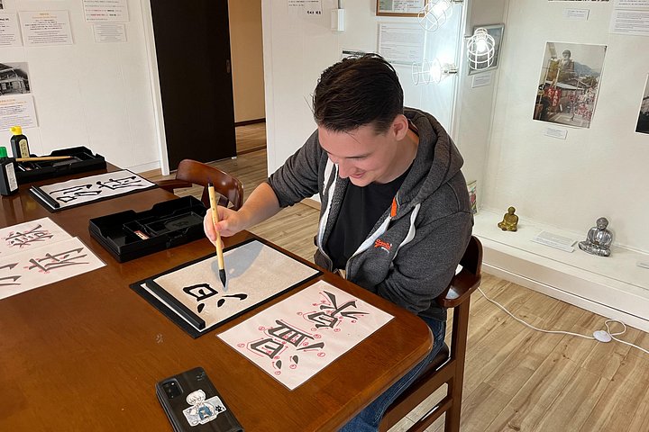 Kalligrafieles voor beginners in een eeuwenoud Japans huis