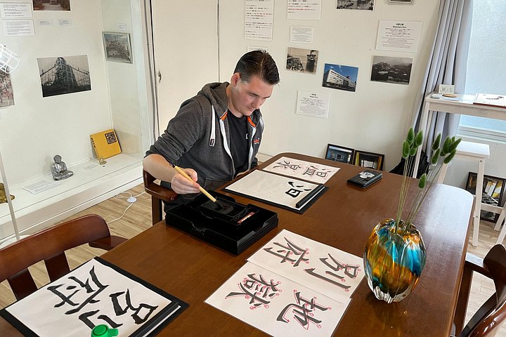 Kalligrafieles voor beginners in een eeuwenoud Japans huis