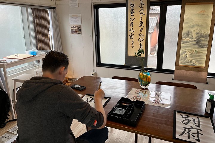 Kalligrafieles voor beginners in een eeuwenoud Japans huis
