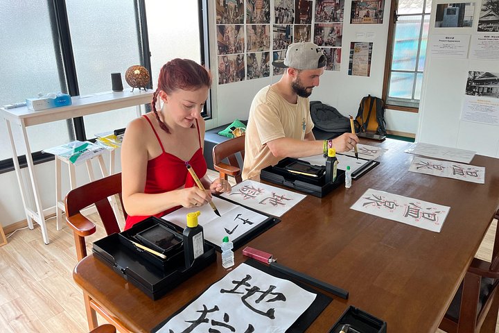 Kalligrafieles voor beginners in een eeuwenoud Japans huis