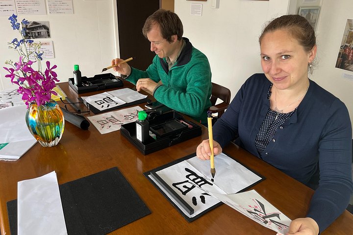 Kalligrafieles voor beginners in een eeuwenoud Japans huis