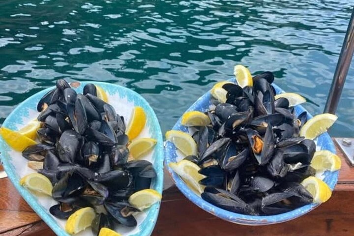 Rundvisning på øen Ischia med båd med frokost og svømning