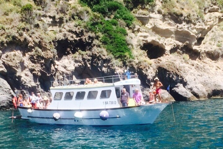 Rundvisning på øen Ischia med båd med frokost og svømning