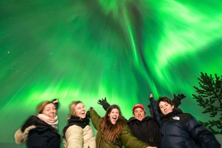 Rovaniemi : Norrskensjakt Max 8 + Proffs foton och 100% återbetalning