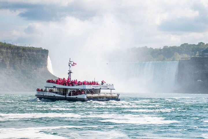 Niagara Falls Canada Guided Walking Tour With Boat Cruise