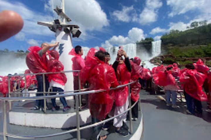 Niagara Falls Canada Guided Walking Tour With Boat Cruise