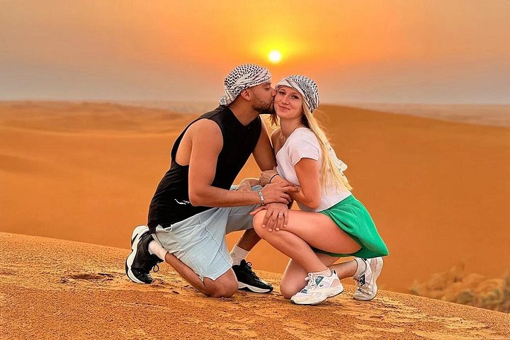 Dubai 4-timmars safari i röda öknen, kamelridning, sandboarding och falk