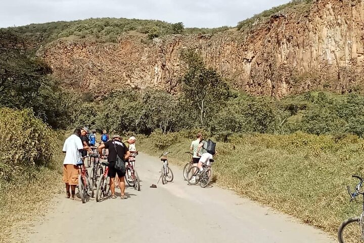 Excursión de un día al parque nacional Hells Gate y paseo en barco por el lago Naivasha