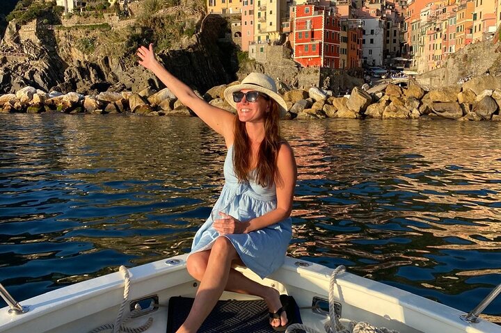 Experiencia de paseo en barco al atardecer en Cinque Terre con aperitivo y baño.