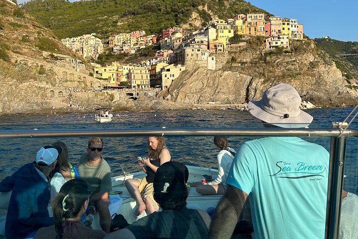 Experiencia de paseo en barco al atardecer en Cinque Terre con aperitivo y baño.