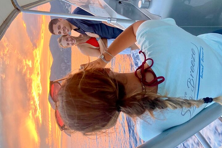 Experiencia de paseo en barco al atardecer en Cinque Terre con aperitivo y baño.