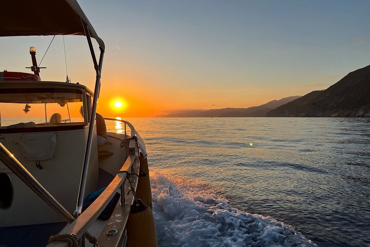 Experiencia de paseo en barco al atardecer en Cinque Terre con aperitivo y baño.