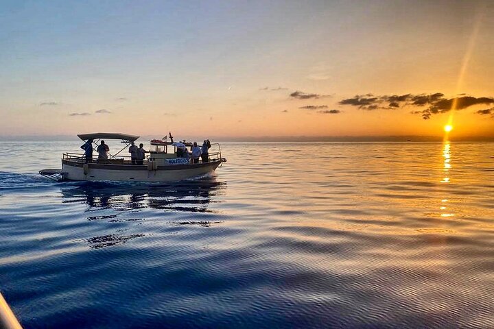 Experiencia de paseo en barco al atardecer en Cinque Terre con aperitivo y baño.