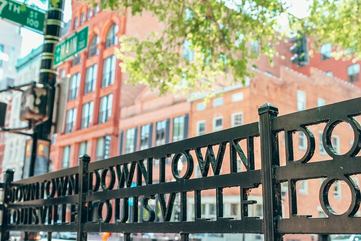 Louisville Legends: tour gastronomico e storico di 3 ore a Whiskey Row
