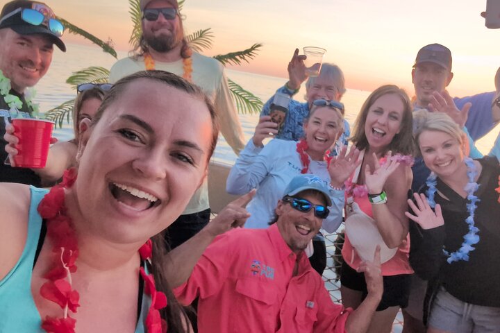 2 Stunden Tiki Pub Sensationelle Delfin Sunset Cruise (nur Erwachsene)