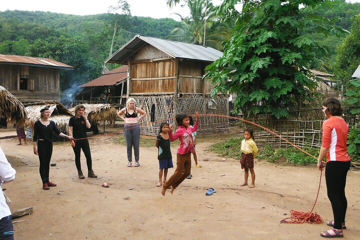 Bungalower och bambu spår: A 4 - Day Luang Namtha Cultural Retreat